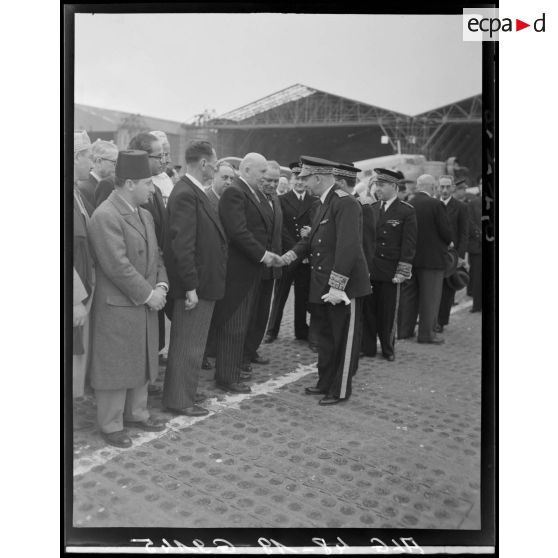 Le nouveau gouverneur général de l'Algérie, Marcel-Edmond Naegelen, arrive à l'aéroport d'Alger.
