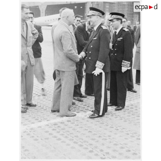 Le nouveau gouverneur général de l'Algérie, Marcel-Edmond Naegelen, arrive à l'aéroport d'Alger.