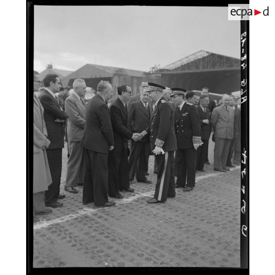 Le nouveau gouverneur général de l'Algérie, Marcel-Edmond Naegelen, arrive à l'aéroport d'Alger.