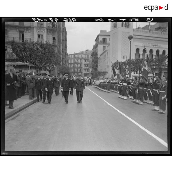 Défilé des personnalités lors de la visite à Alger de Marcel-Edmond Naegelen, le nouveau gouverneur général de l'Algérie.