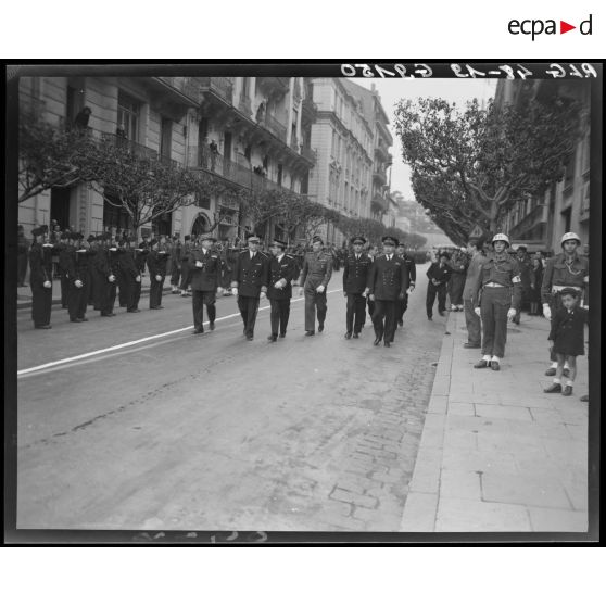Le nouveau gouverneur général de l'Algérie, Marcel-Edmond Naegelen, défile dans les rues d'Alger, lors de sa visite.