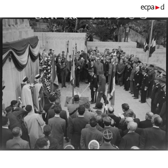 Marcel-Edmond Naegelen, le nouveau gouverneur général de l'Algérie, ravive la flamme du monument aux morts d'Alger, lors de sa visite.