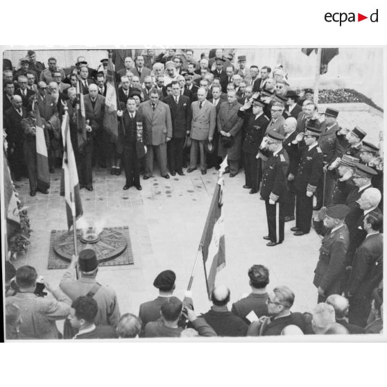 Cérémonie devant le monument aux morts d'Alger, lors de la visite du nouveau gouverneur général de l'Algérie, Marcel-Edmond Naegelen.