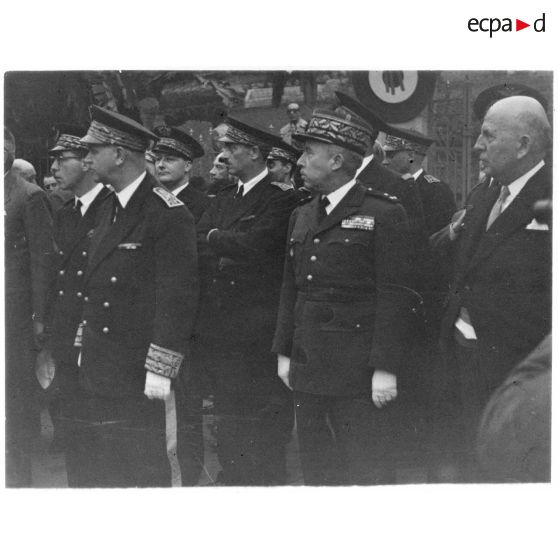 Les officiels regardent le défilé lors de la venue du nouveau gouverneur général de l'Algérie à Alger.