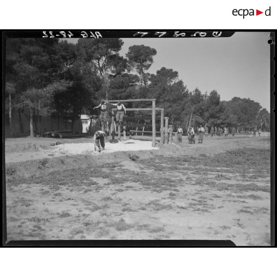 Démonstration sportive lors de la visite du camp de Zeralda par le général Olleris.