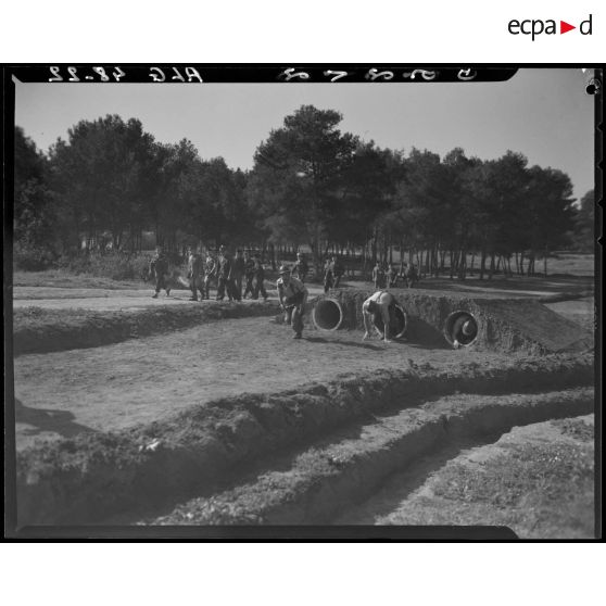 Démonstration sportive lors de la visite du camp de Zeralda par le général Olleris.