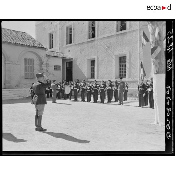 La musique lors d'une prise d'armes à l'Ecole militaire préparatoire nord-africaine (EMPNA) de Miliana.