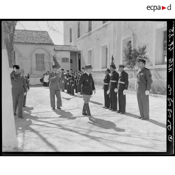 Les autorités passent en revue les élèves de l'Ecole militaire préparatoire nord-africaine (EMPNA) de Miliana.