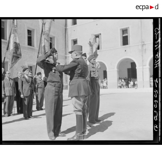 Remise de médaille à l'Ecole militaire préparatoire nord-africaine (EMPNA) de Miliana.