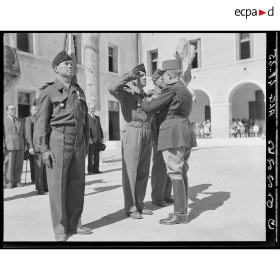 Remise de médaille à l'Ecole militaire préparatoire nord-africaine (EMPNA) de Miliana.