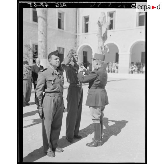 Remise de médaille à l'Ecole militaire préparatoire nord-africaine (EMPNA) de Miliana.