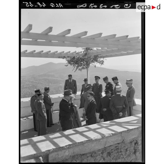 Les autorités civiles et militaires dans le jardin de l'Ecole militaire préparatoire nord-africaine (EMPNA) de Miliana, lors d'une cérémonie de remise de décorations.