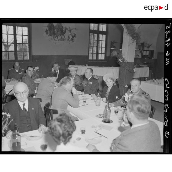 Le repas des officiels, après une cérémonie à l'Ecole militaire préparatoire nord-africaine (EMPNA) de Miliana.
