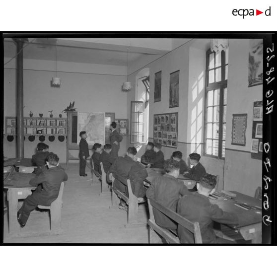 Une salle de classe de l'Ecole militaire préparatoire nord-africaine (EMPNA) de Miliana.