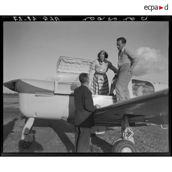 Deux hommes et une femme sur un avion Norécrin à Boufarik.