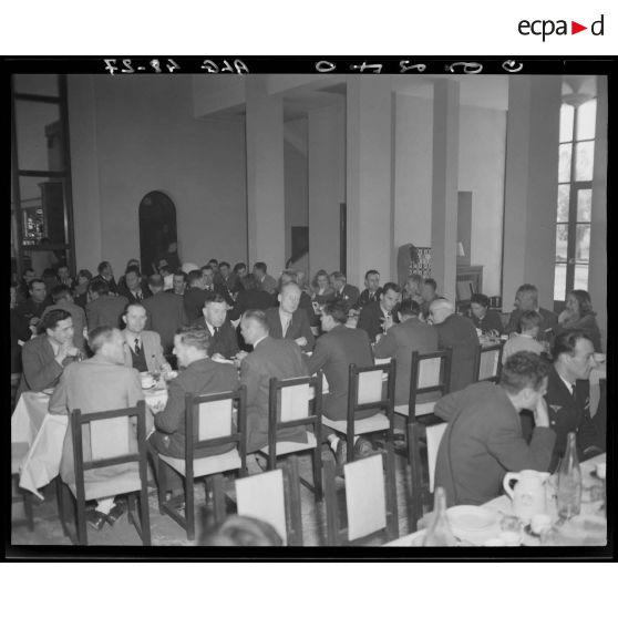 Une salle de restaurant avec de nombreux convives, à l'occasion de la croisière bleue, à Boufarik.