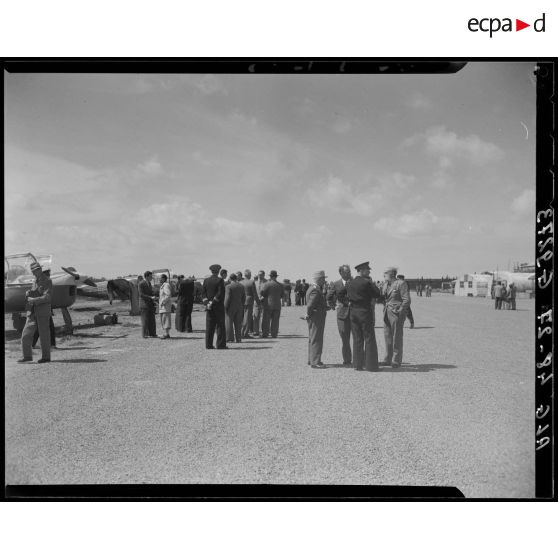 Le terrain d'aviation de Boufarik avec les avions Norécrin qui participent à la croisière bleue et de nombreux invités.
