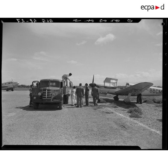 Préparation des avions sur la piste de l'aéroport de Boufarik.