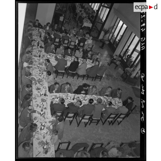 La salle de restaurant avec les invités, à l'occasion de la croisière bleue à Boufarik.