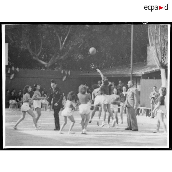 Un match de volley-ball féminin lors de l'inauguration du stade de l'Etablissement régional du matériel (ERM) à Alger.