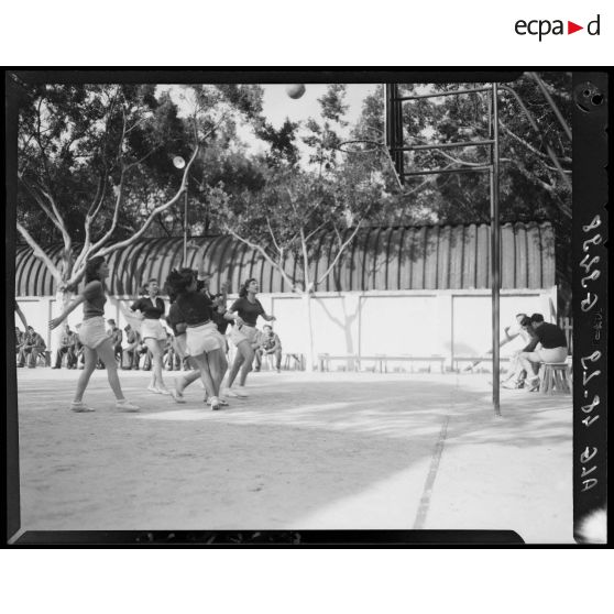 Un match de basket-ball féminin lors de l'inauguration du stade de l'Etablissement régional du matériel (ERM) à Alger.