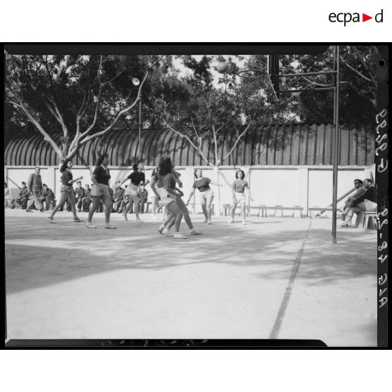 Un match de basket-ball féminin lors de l'inauguration du stade de l'Etablissement régional du matériel (ERM) à Alger.