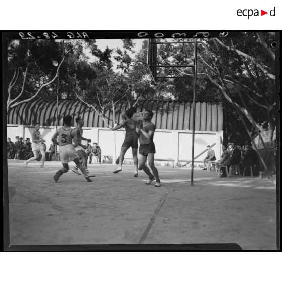 Un match de basket-ball masculin lors de l'inauguration du stade de l'Etablissement régional du matériel (ERM) à Alger.