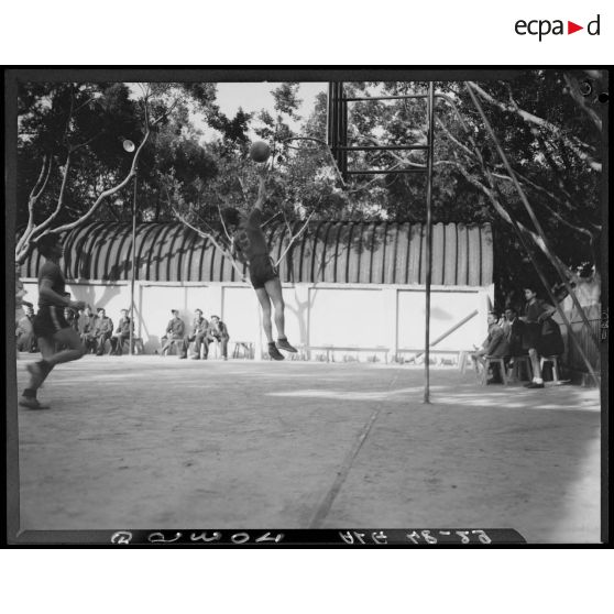 Un match de basket-ball masculin lors de l'inauguration du stade de l'Etablissement régional du matériel (ERM) à Alger.
