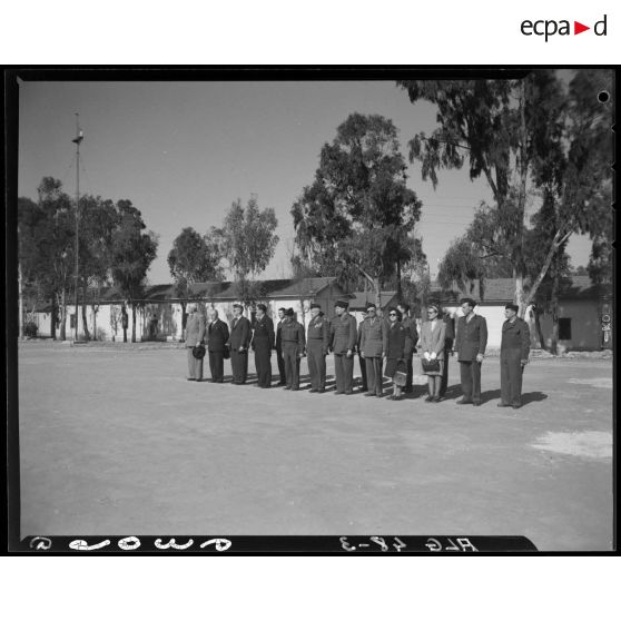 Photographie de groupe rassemblant des autorités civiles et militaires.