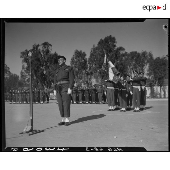 Une autorité militaire prononce un discours, devant le 45e régiment de transmission (RTrs).