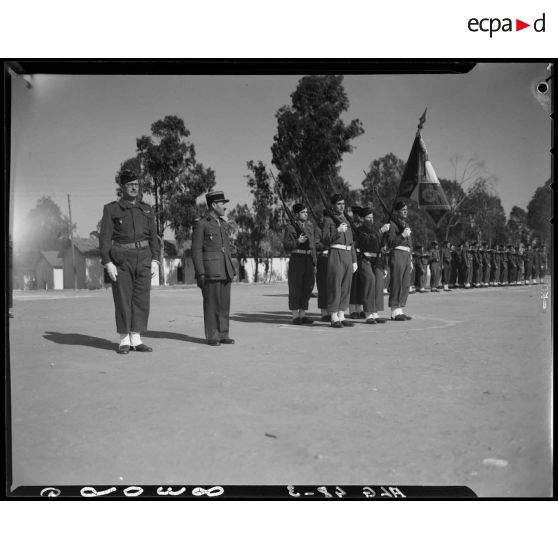 Des autorités militaires se tiennent à côté du 45e régiment de transmission (RTrs).