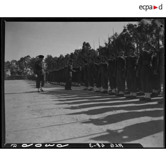 Des autorités militaires passent en revue le 45e régiment de transmission (RTrs).