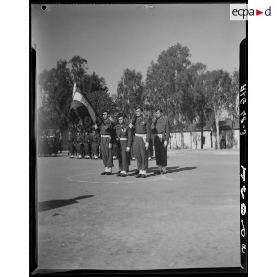 Garde au drapeau du 45e régiment de transmissions (RTrs).