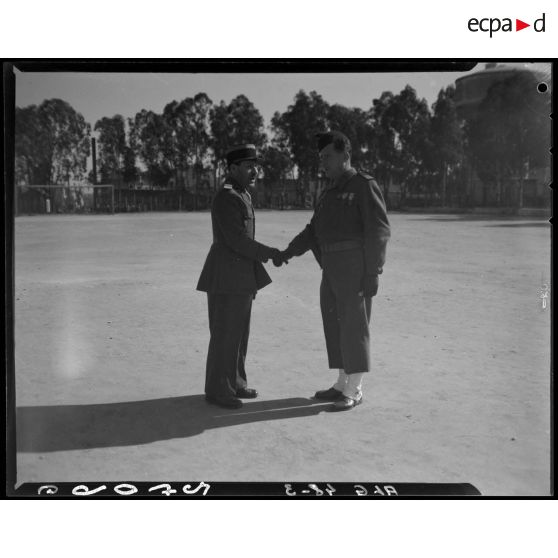 Portrait de deux autorités militaires qui s'entretiennent.