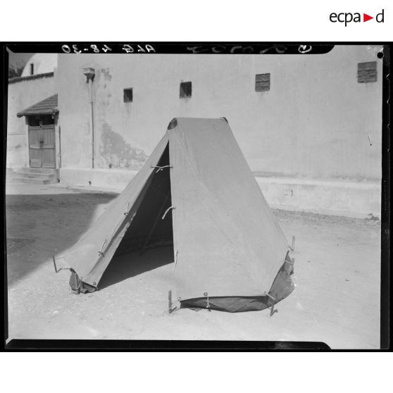 Présentation d'une tente militaire, au magasin général d'habillement de l'intendance d'Alger.