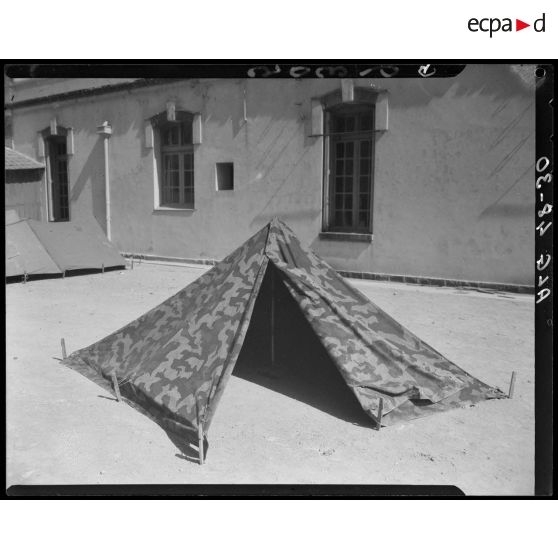 Présentation d'une tente militaire, au magasin général d'habillement de l'intendance d'Alger.