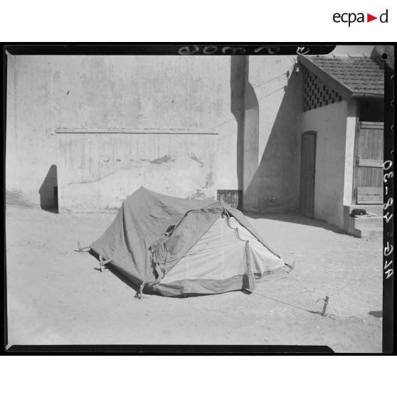 Présentation d'une tente militaire, au magasin général d'habillement de l'intendance d'Alger.