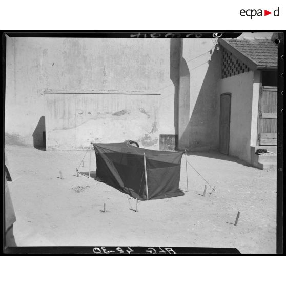 Présentation d'une tente militaire, au magasin général d'habillement de l'intendance d'Alger.