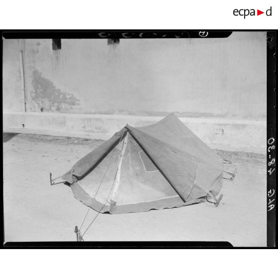 Présentation d'une tente militaire, au magasin général d'habillement de l'intendance d'Alger.