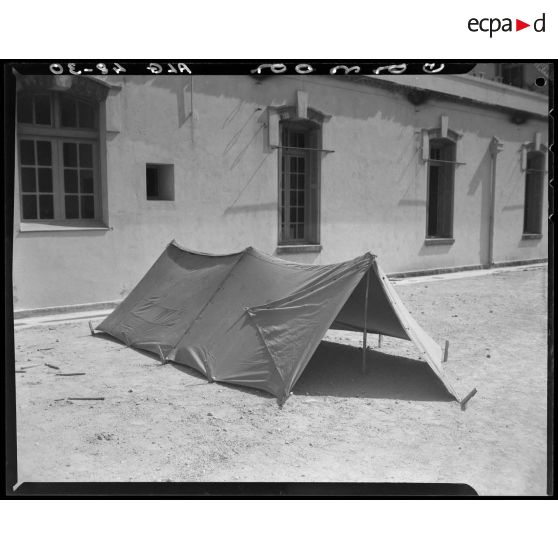 Présentation d'une tente militaire, au magasin général d'habillement de l'intendance d'Alger.