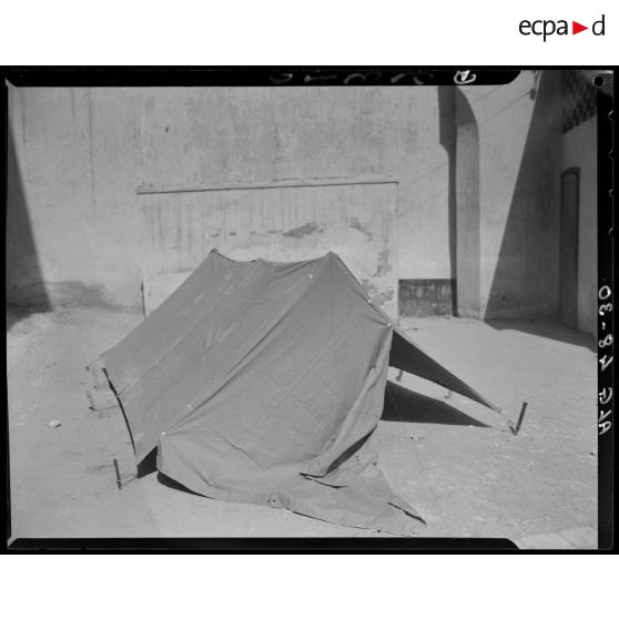 Présentation d'une tente militaire, au magasin général d'habillement de l'intendance d'Alger.