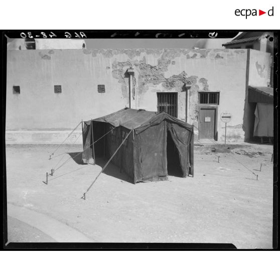 Présentation d'une tente militaire, au magasin général d'habillement de l'intendance d'Alger.