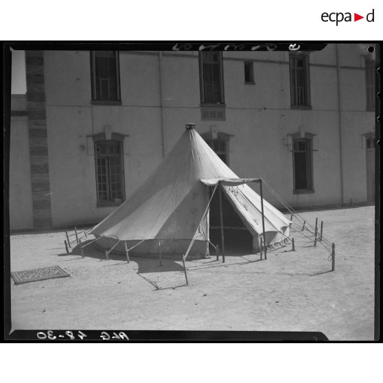 Présentation d'une tente militaire, au magasin général d'habillement de l'intendance d'Alger.