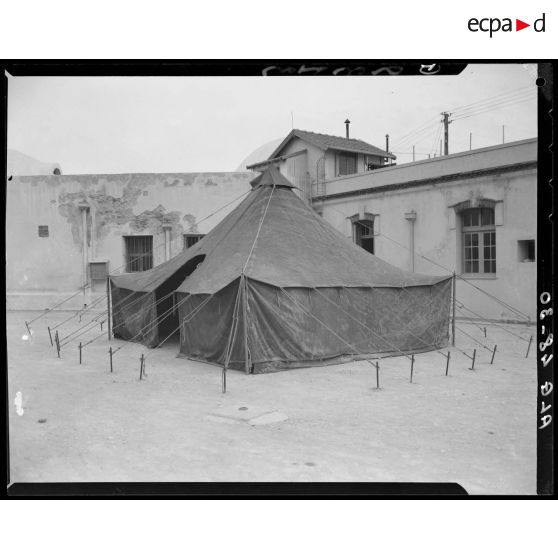 Présentation d'une tente militaire, au magasin général d'habillement de l'intendance d'Alger.