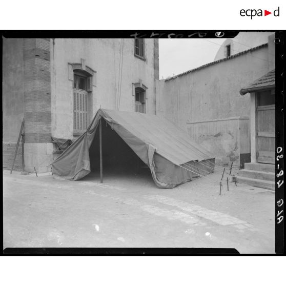 Présentation d'une tente militaire, au magasin général d'habillement de l'intendance d'Alger.
