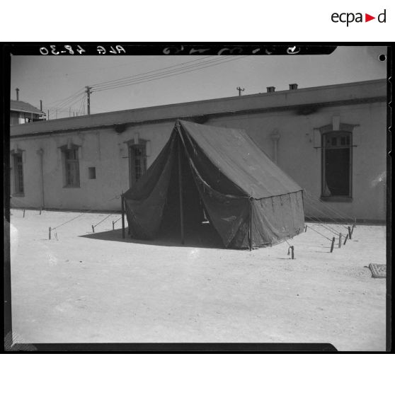 Présentation d'une tente militaire, au magasin général d'habillement de l'intendance d'Alger.