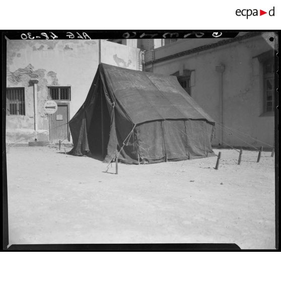 Présentation d'une tente militaire, au magasin général d'habillement de l'intendance d'Alger.