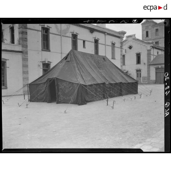 Présentation d'une tente militaire, au magasin général d'habillement de l'intendance d'Alger.