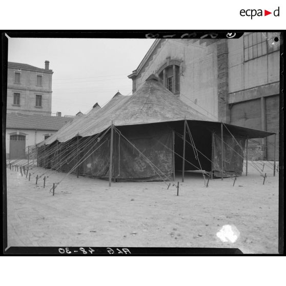 Présentation d'une tente militaire, au magasin général d'habillement de l'intendance d'Alger.