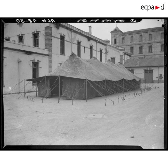 Présentation d'une tente militaire, au magasin général d'habillement de l'intendance d'Alger.